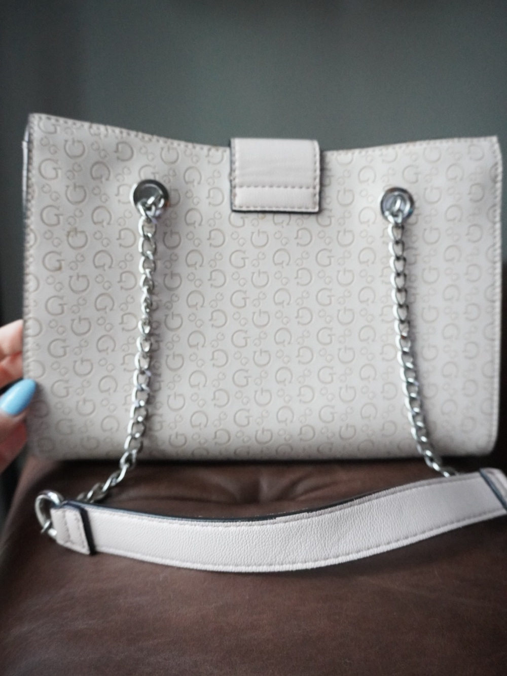 GUESS Cream Pink Logo-Embossed Chain Shoulder Bag with Silver Hardware - Picture 3 of 5